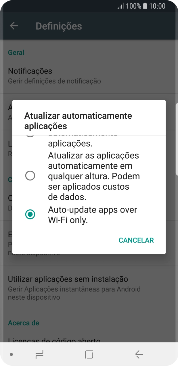 Para ativar a atualização automática de apps via Wi-Fi, prima Auto-update apps over Wi-Fi only..