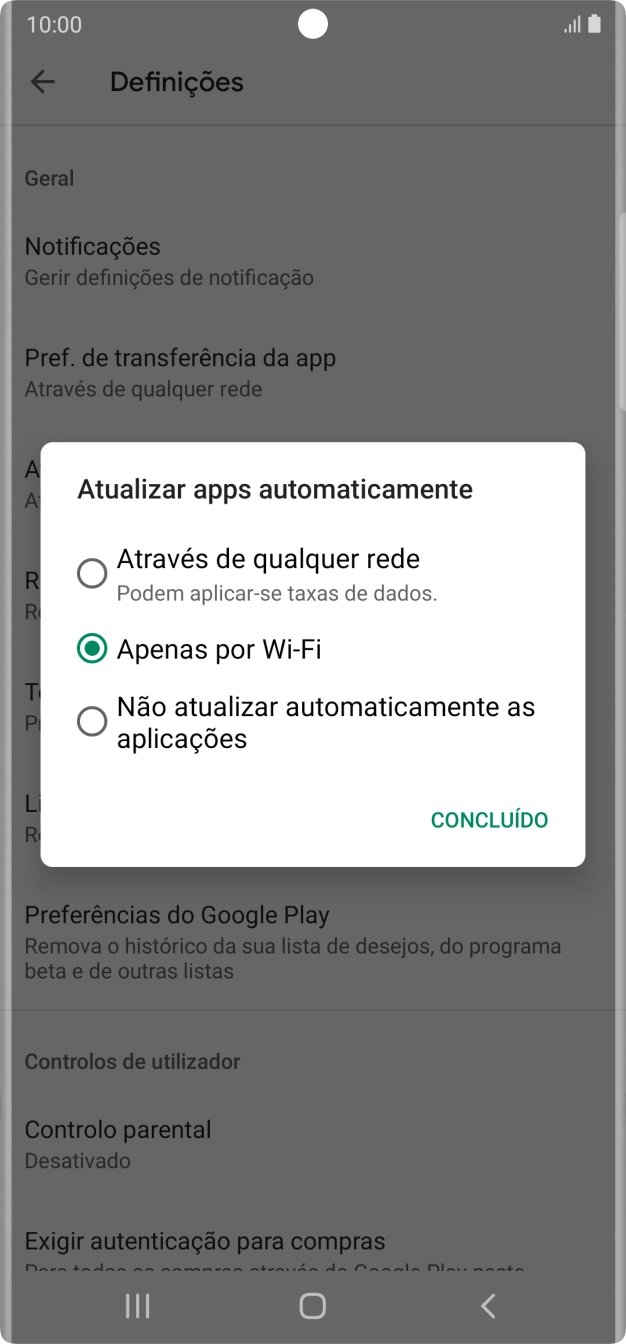 Para ativar a atualização automática de apps via redes móveis, prima Através de qualquer rede.