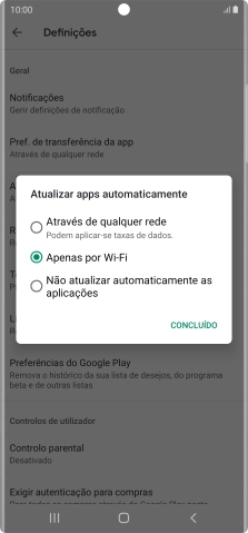 Para ativar a atualização automática de apps via redes móveis, prima Através de qualquer rede.