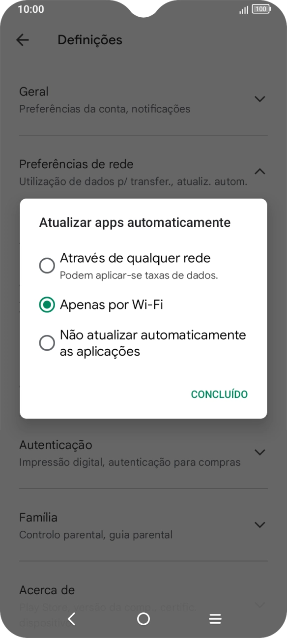 Para ativar a atualização automática de apps via redes móveis, prima Através de qualquer rede.