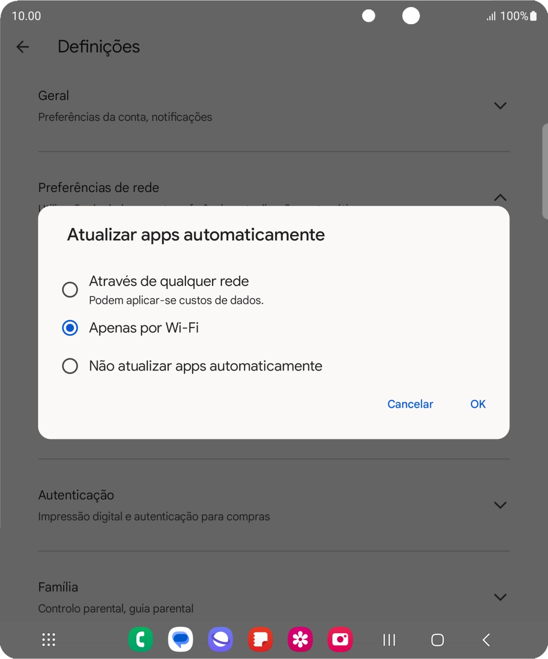 Para ativar a atualização automática de apps via redes móveis, prima Através de qualquer rede.