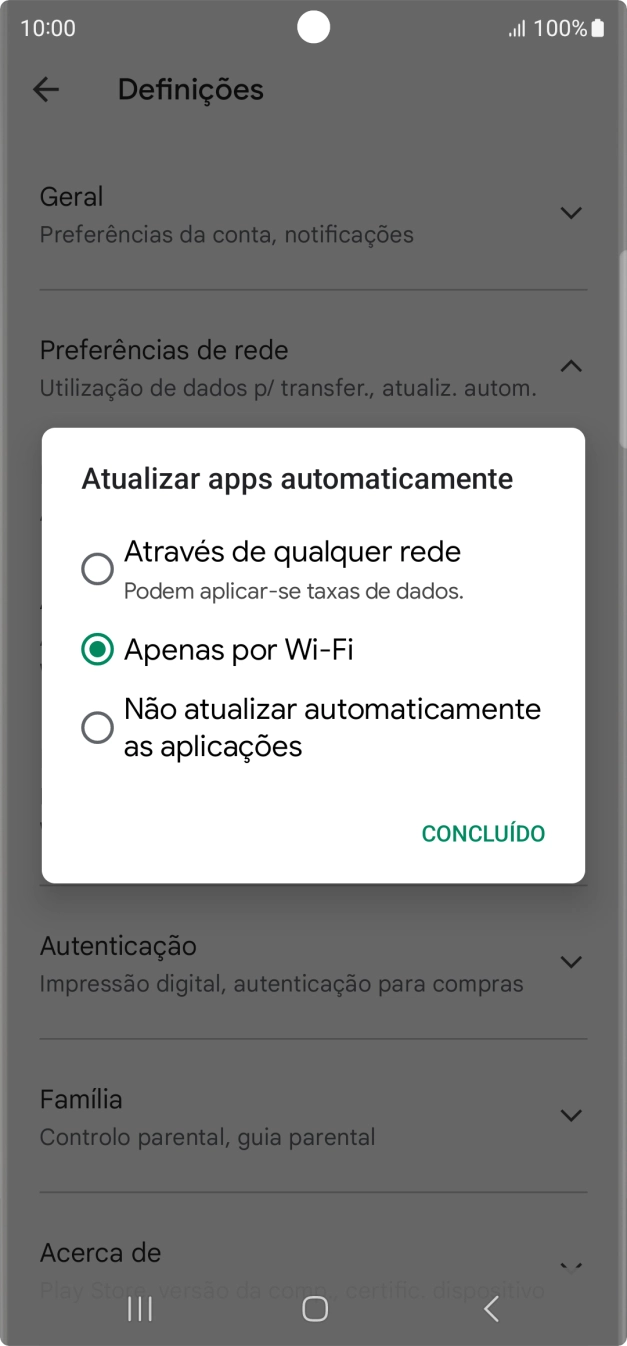 Para ativar a atualização automática de apps via redes móveis, prima Através de qualquer rede.