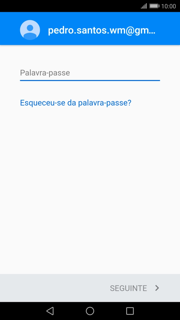 Prima o campo de escrita e introduza a password da sua conta Google.