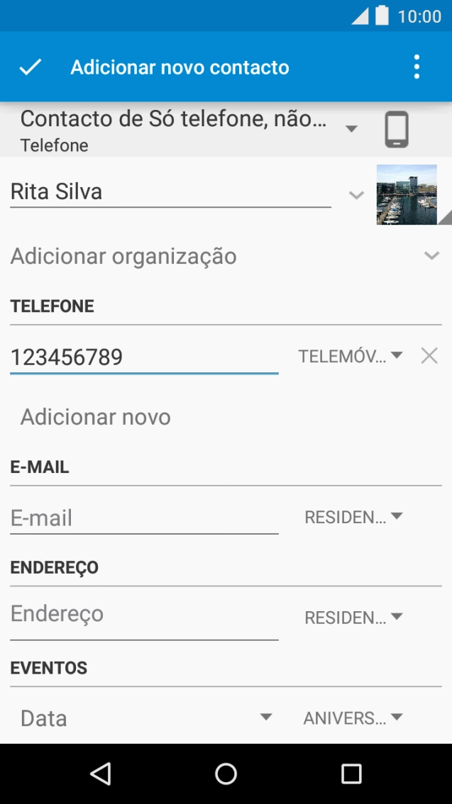 Prima a lista suspensa junto do número de telefone.