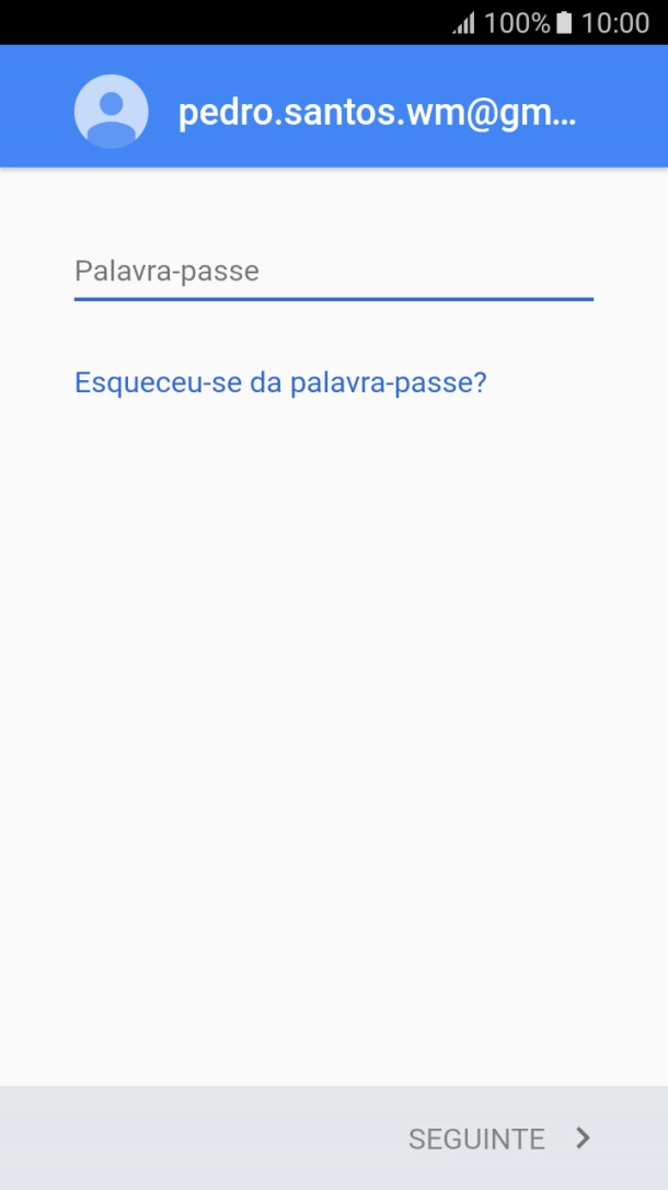 Prima o campo de escrita e introduza a password da sua conta Google.