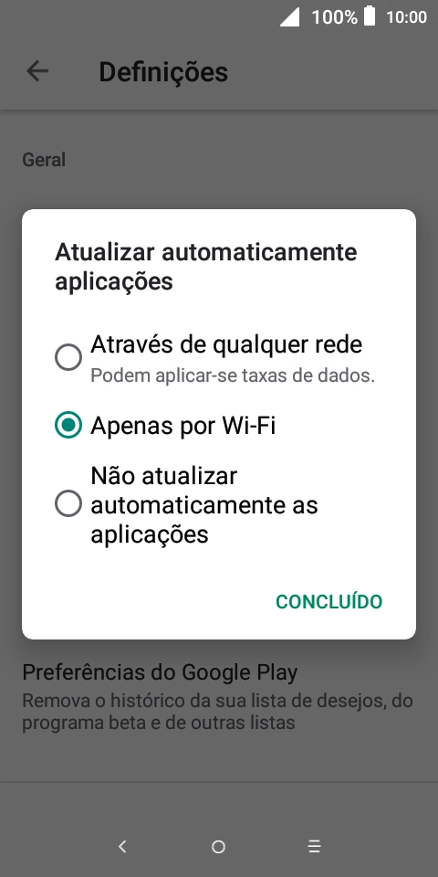 Para ativar a atualização automática de apps via redes móveis, prima Através de qualquer rede.