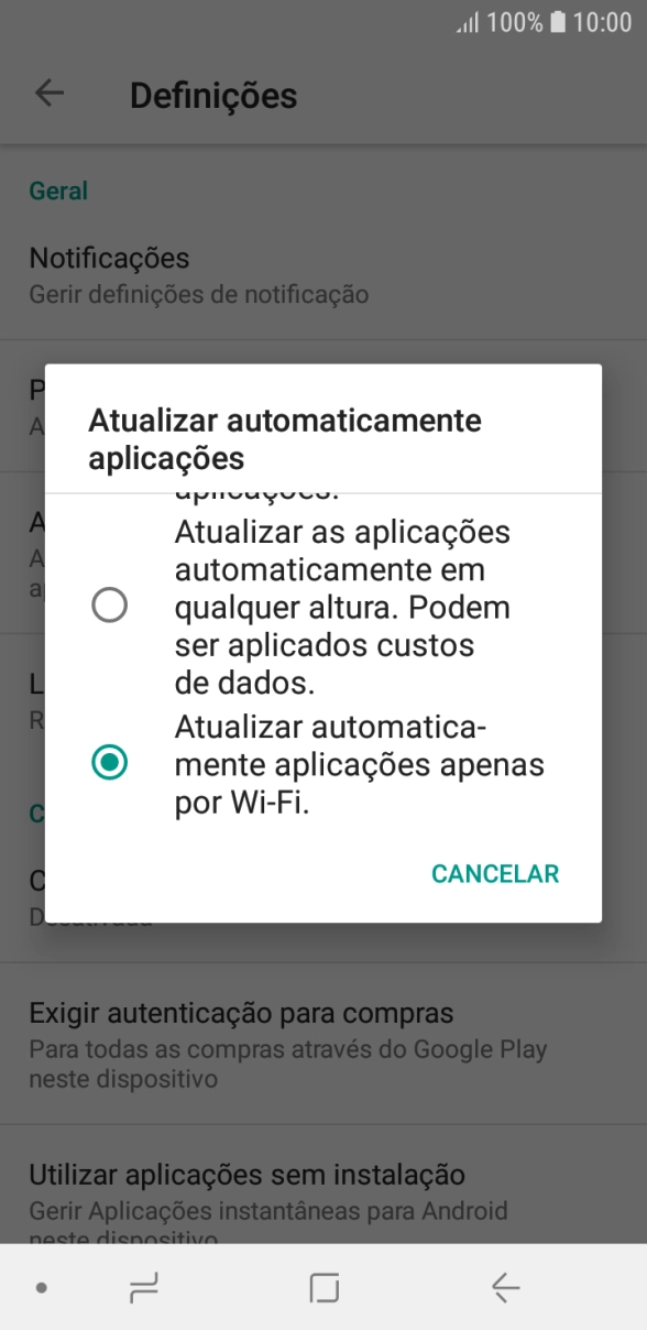 Para ativar a atualização automática de apps via Wi-Fi, prima Atualizar automaticamente aplicações apenas por Wi-Fi..