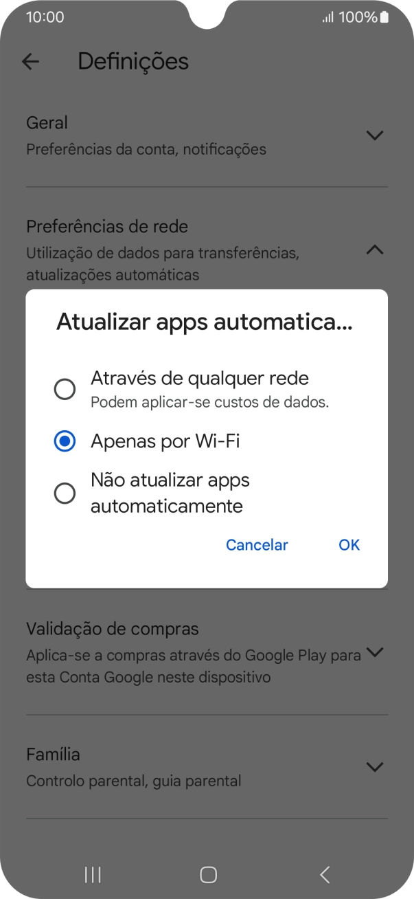 Para ativar a atualização automática de apps via redes móveis, prima Através de qualquer rede.