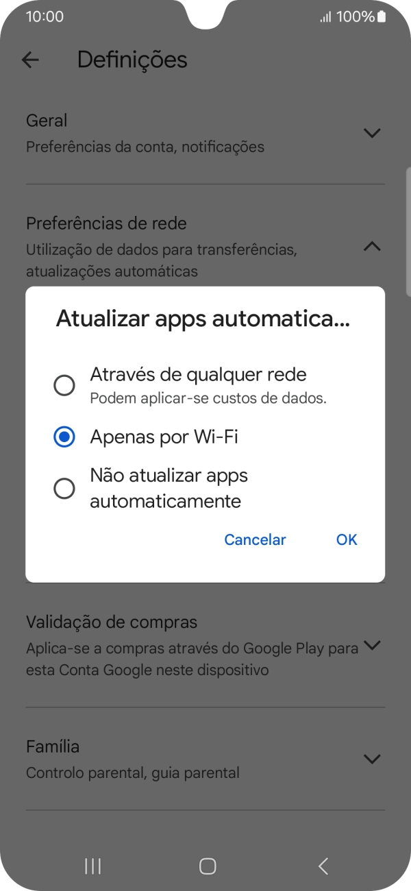 Para ativar a atualização automática de apps via redes móveis, prima Através de qualquer rede.