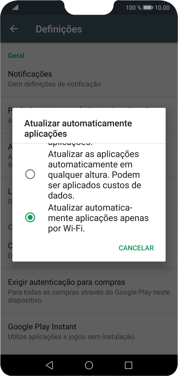 Para ativar a atualização automática de apps via Wi-Fi, prima Atualizar automaticamente aplicações apenas por Wi-Fi..