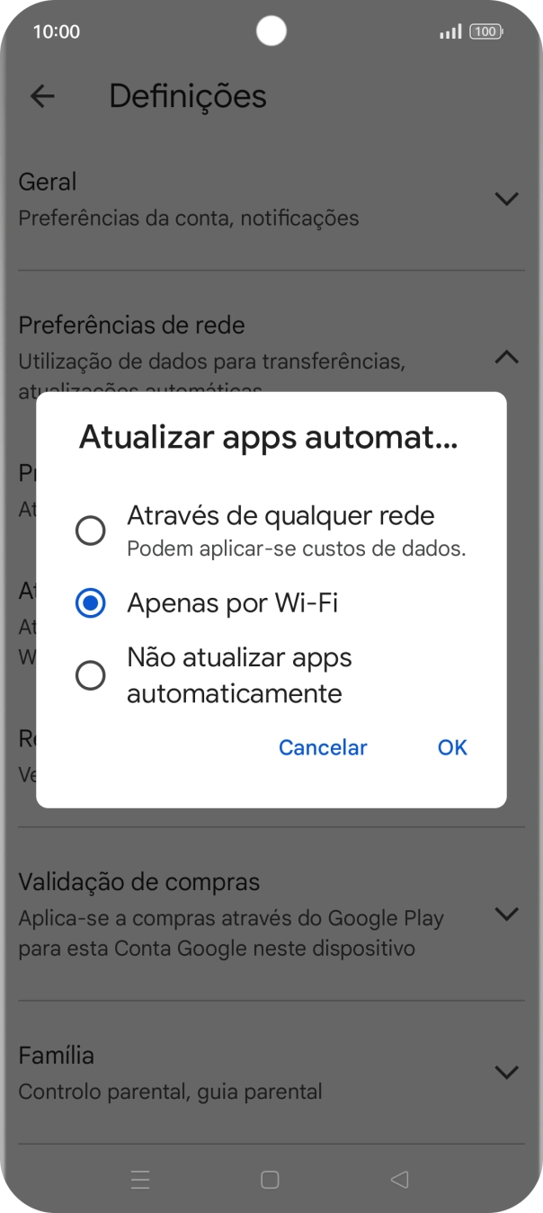 Para ativar a atualização automática de apps via redes móveis, prima o campo junto a 