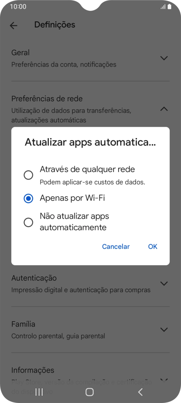 Para ativar a atualização automática de apps via redes móveis, prima Através de qualquer rede.