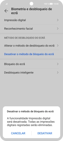 Introduza o código de bloqueio do telefone atual e prima DESATIVAR.