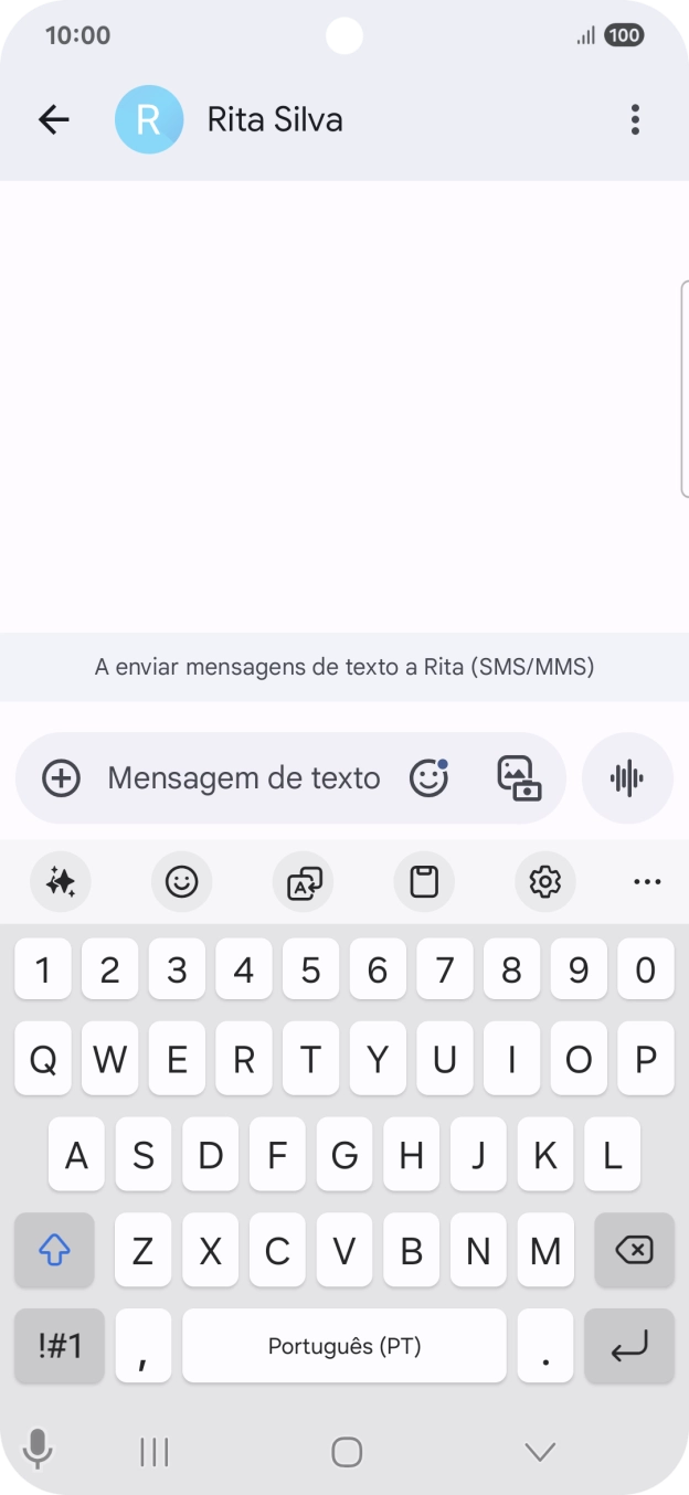 Escolha uma conversa existente ou crie uma nova mensagem e prima o ícone de IA.