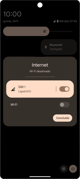 Prima o indicador junto ao nome do cartão SIM para ativar ou desativar a função.
