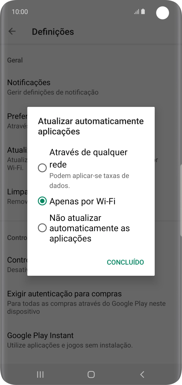 Para ativar a atualização automática de apps via redes móveis, prima Através de qualquer rede Podem aplicar-se taxas de dados..