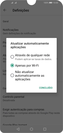 Para ativar a atualização automática de apps via redes móveis, prima Através de qualquer rede.