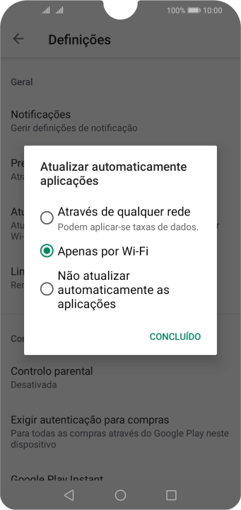 Para ativar a atualização automática de apps via redes móveis, prima Através de qualquer rede.