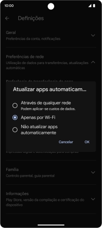 Para ativar a atualização automática de apps via redes móveis, prima Através de qualquer rede.
