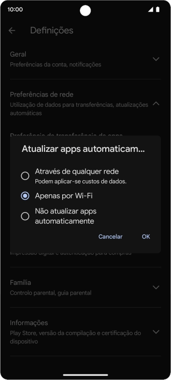 Para ativar a atualização automática de apps via redes móveis, prima Através de qualquer rede.