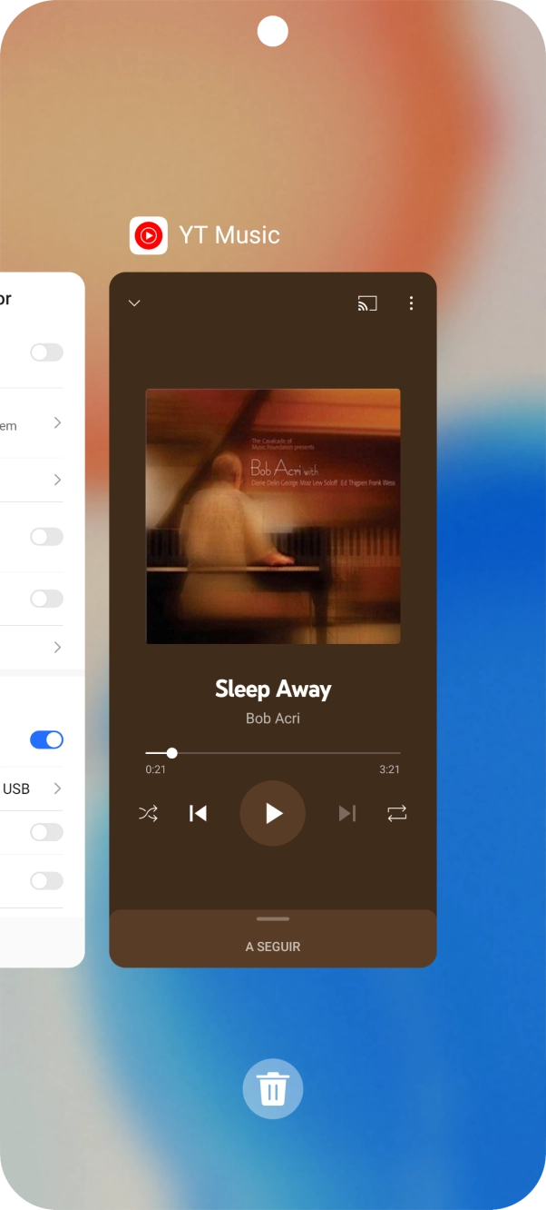 Para terminar uma aplicação em curso, deslize o dedo para cima na aplicação pretendida.