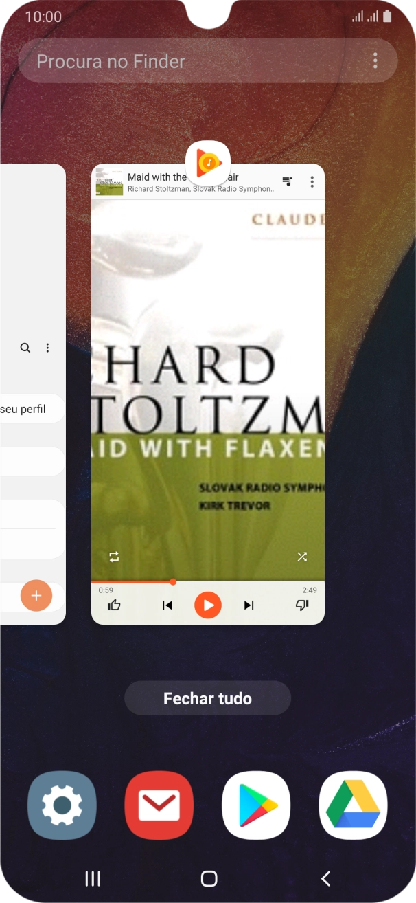 Para terminar uma aplicação em curso, deslize o dedo para cima na aplicação pretendida.