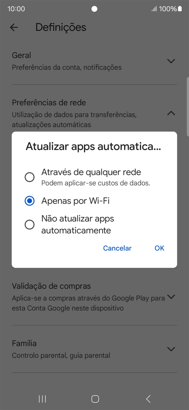 Para ativar a atualização automática de apps via redes móveis, prima Através de qualquer rede.