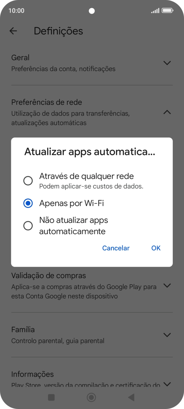 Para ativar a atualização automática de apps via redes móveis, prima Através de qualquer rede.