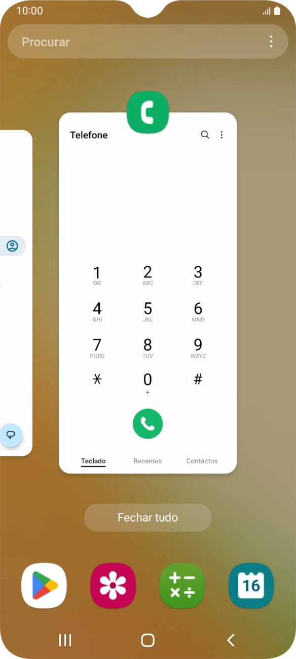 Para terminar uma aplicação em curso, deslize o dedo para cima na aplicação pretendida.