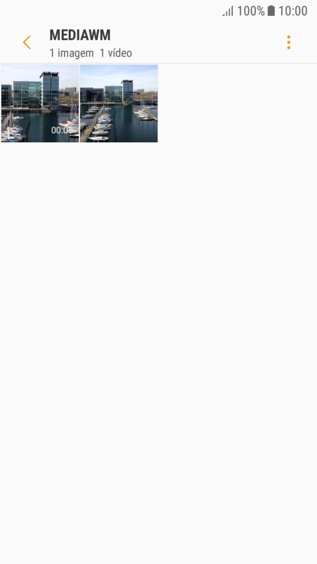 Prima durante um momento a imagem ou o clipe de vídeo pretendido.