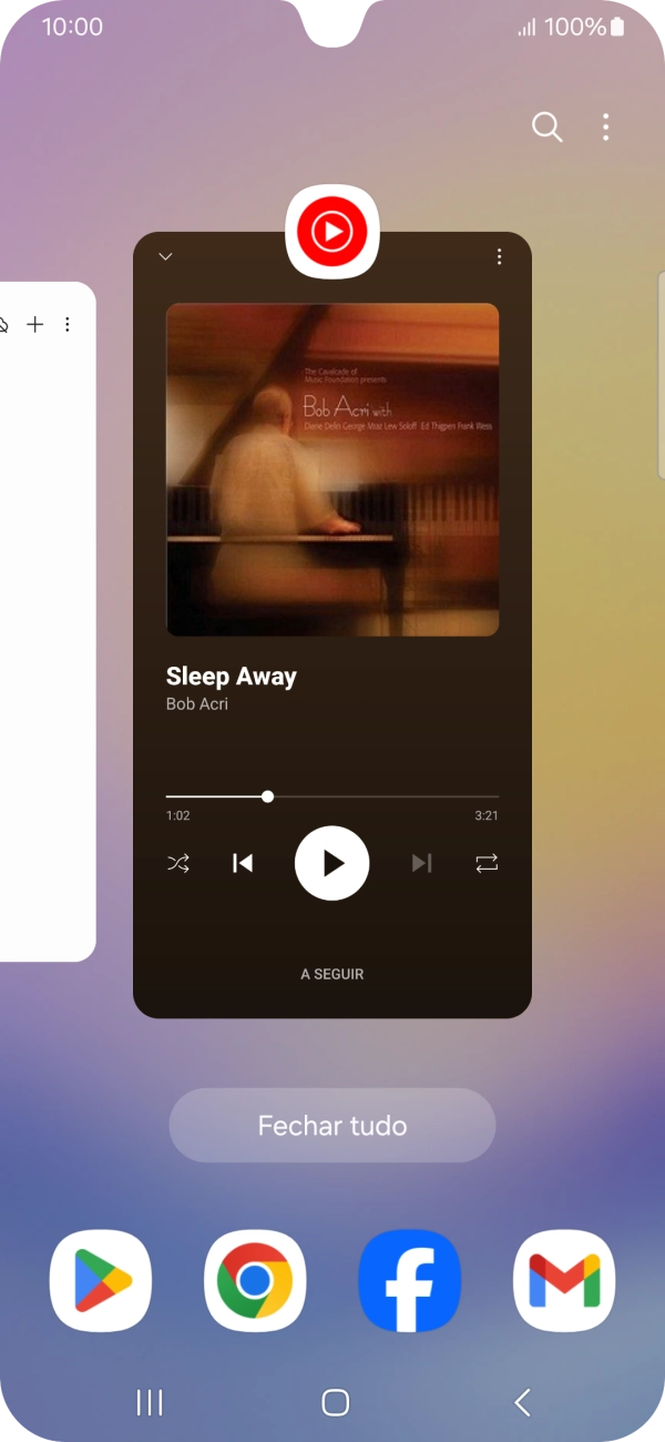 Para terminar uma aplicação em curso, deslize o dedo para cima na aplicação pretendida.