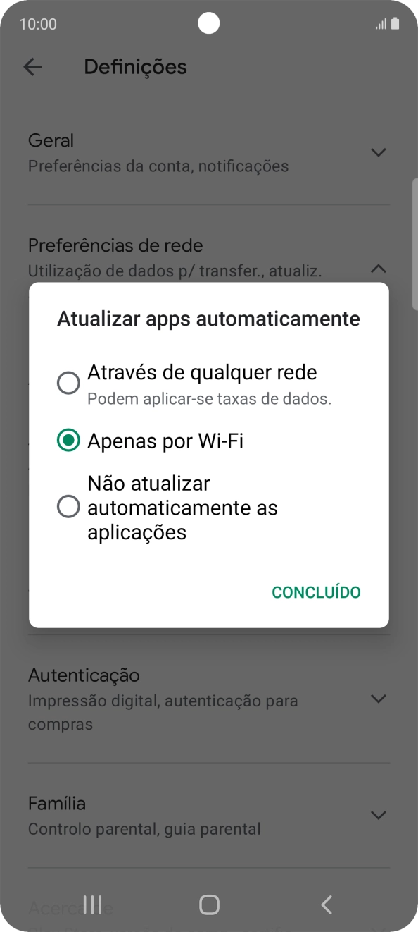 Para ativar a atualização automática de apps via redes móveis, prima Através de qualquer rede.
