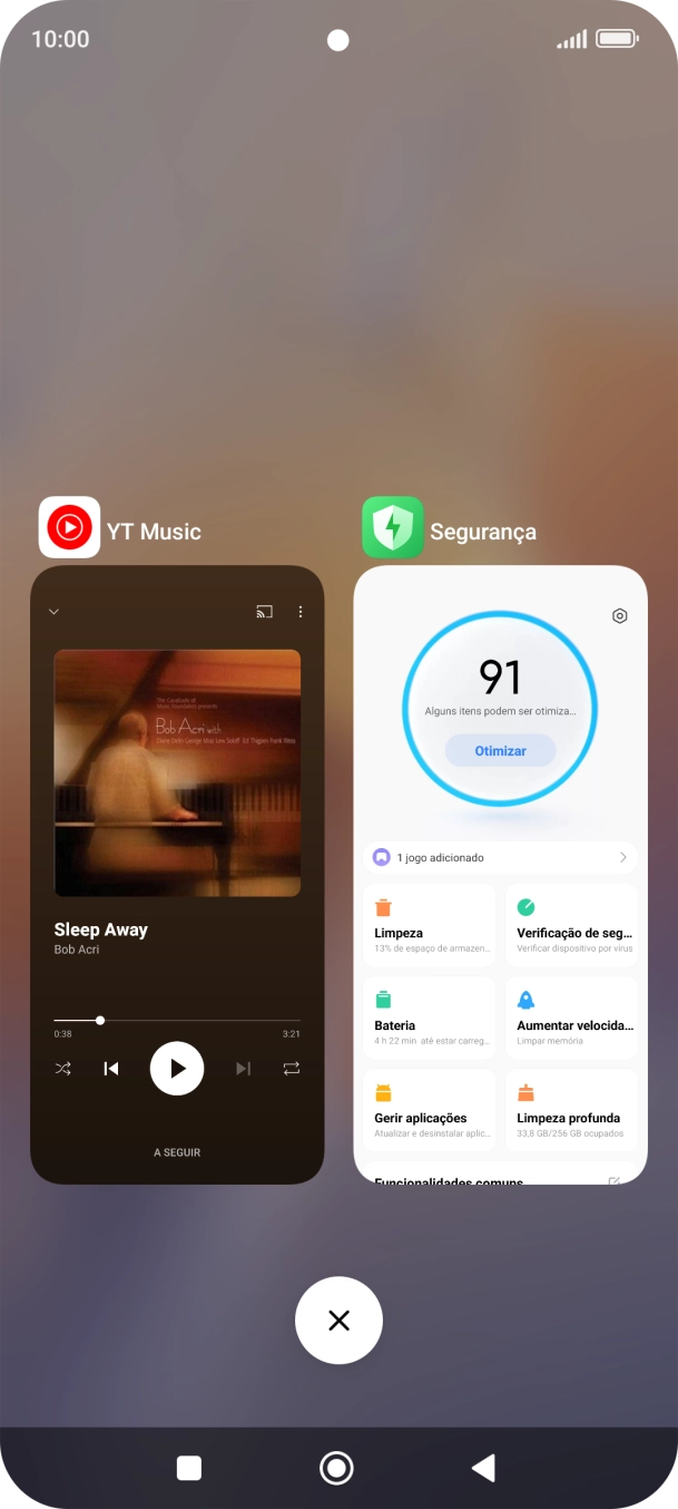 Para terminar uma aplicação em curso, deslize o dedo para a direita na aplicação pretendida.