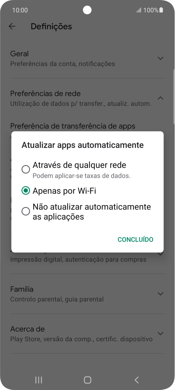 Para ativar a atualização automática de apps via redes móveis, prima Através de qualquer rede.