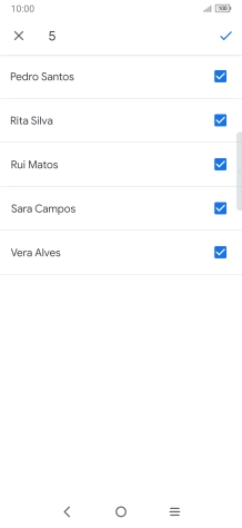 Prima o campo ao lado dos contactos pretendidos para os selecionar.