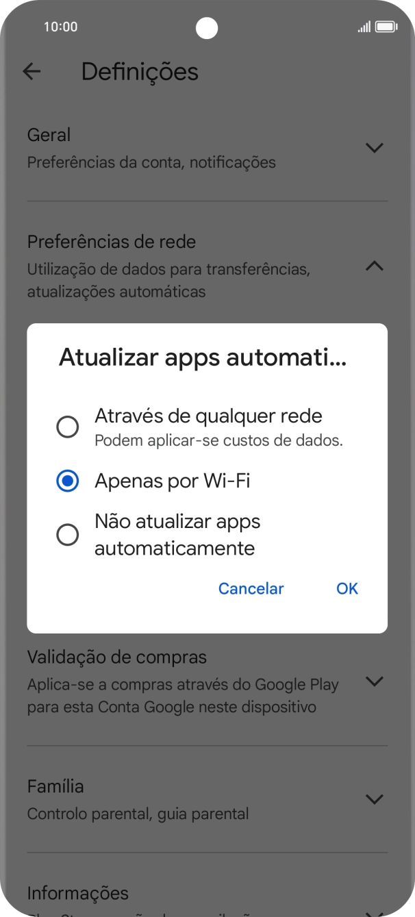 Para ativar a atualização automática de apps via redes móveis, prima Através de qualquer rede.