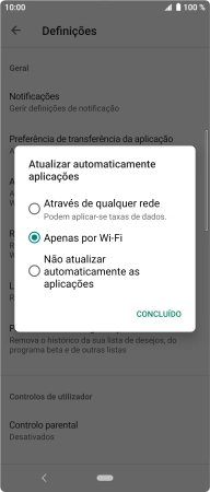 Para ativar a atualização automática de apps via redes móveis, prima Através de qualquer rede.