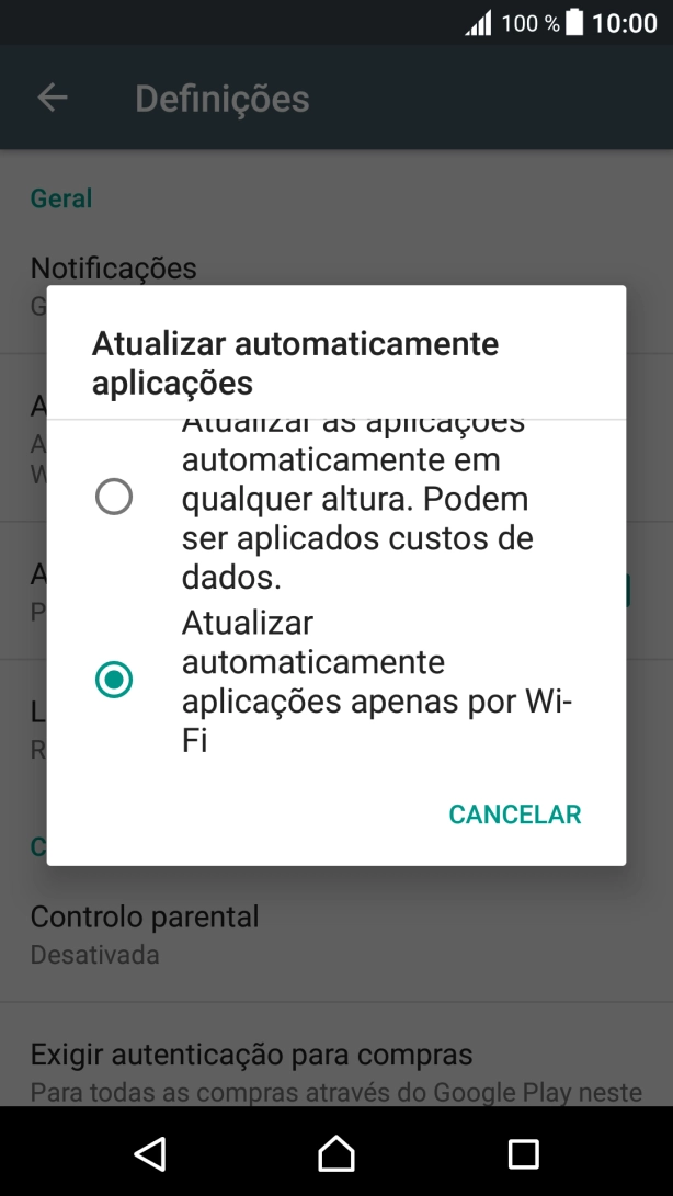 Para ativar a atualização automática de apps via Wi-Fi, prima Atualizar automaticamente aplicações por Wi-Fi.