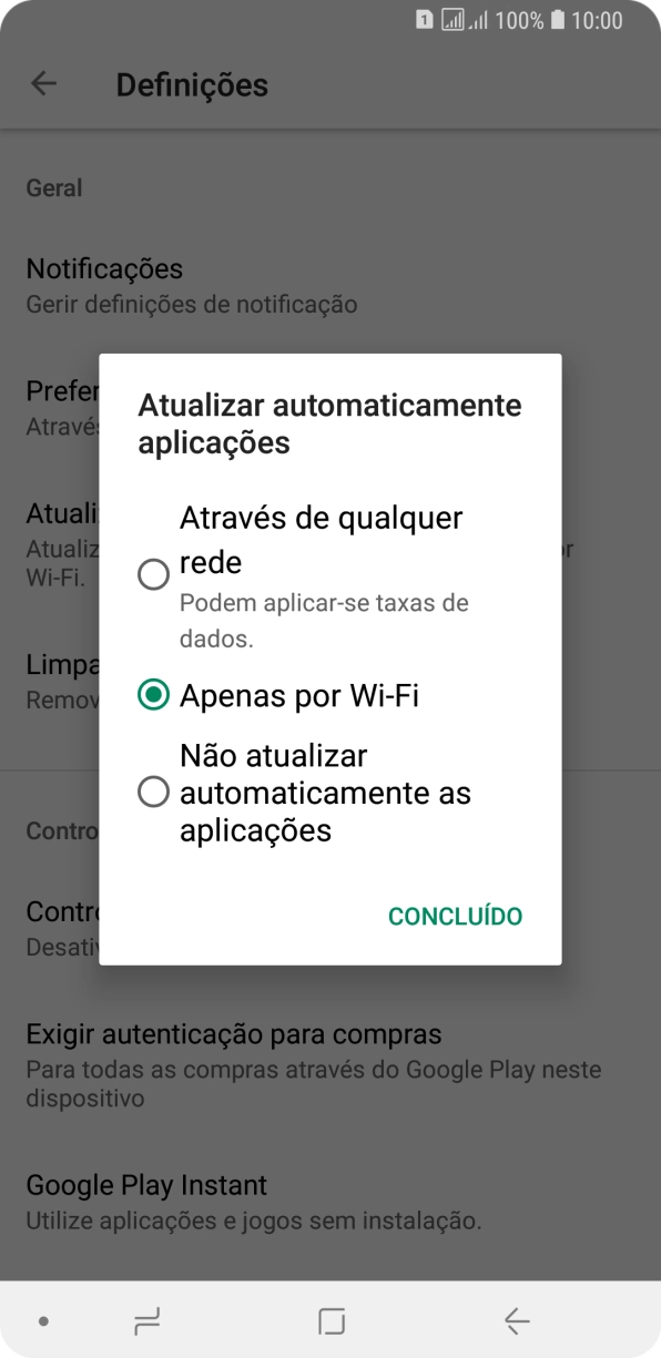 Para ativar a atualização automática de apps via redes móveis, prima Através de qualquer rede Podem aplicar-se taxas de dados..