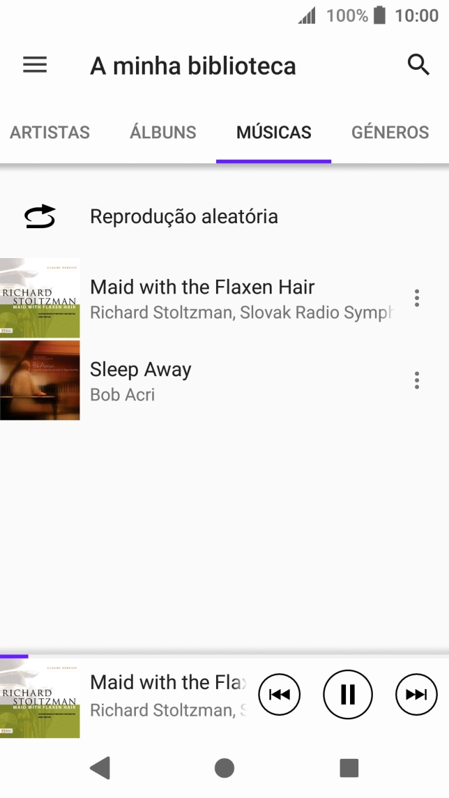 Prima o título da música na parte inferior do ecrã.