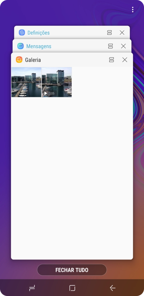 Para terminar uma aplicação em curso, deslize o dedo para a direita na aplicação pretendida.
