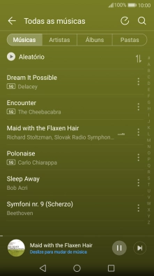 Prima o título da música na parte inferior do ecrã.