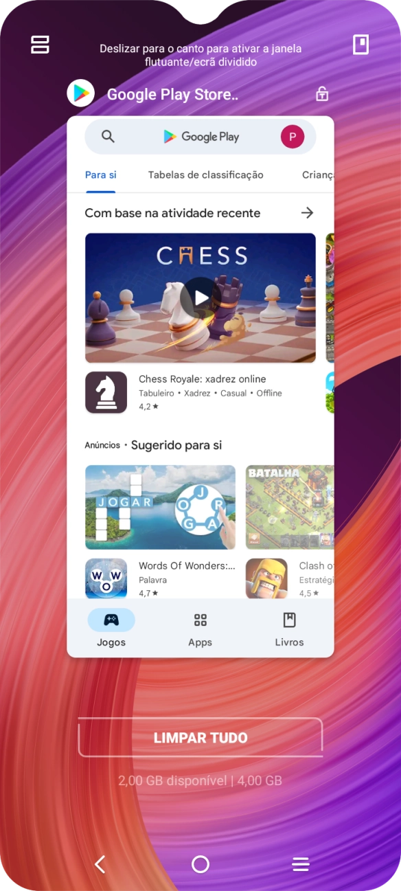 Para terminar uma aplicação em curso, deslize o dedo para cima na aplicação pretendida.