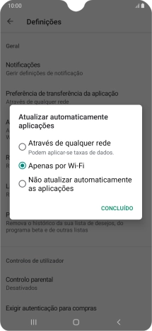 Para ativar a atualização automática de apps via redes móveis, prima Através de qualquer rede.