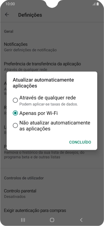 Para ativar a atualização automática de apps via redes móveis, prima Através de qualquer rede.