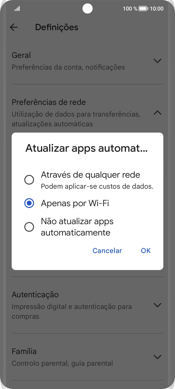 Para ativar a atualização automática de apps via redes móveis, prima Através de qualquer rede.
