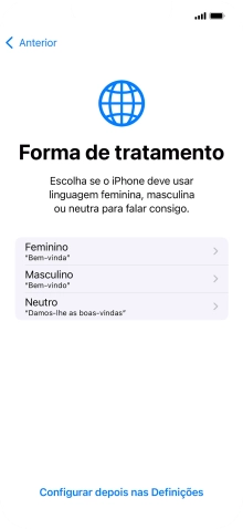 Para escolher a forma de tratamento desejada no telefone, siga as instruções no ecrã ou prima Configurar despois nas Definições.
