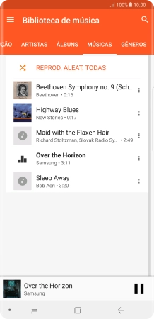 Prima o título da música na parte inferior do ecrã.