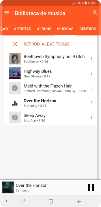 Prima o título da música na parte inferior do ecrã.