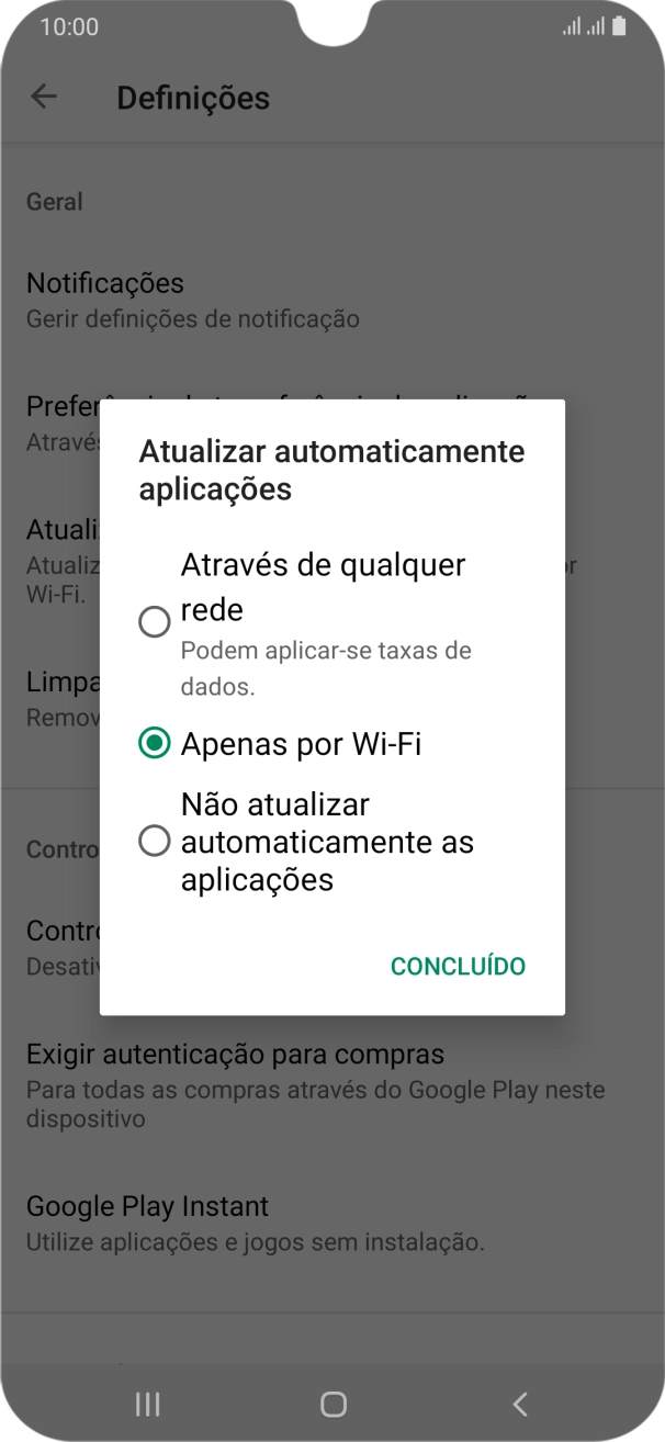 Para ativar a atualização automática de apps via redes móveis, prima Através de qualquer rede.